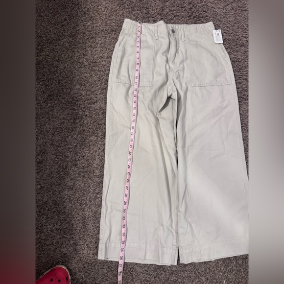 Casual White Tee and Beige Wide-Leg Pants - Picture 5 of 7